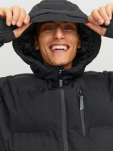Ladda upp bild till gallerivisning, model_shot-creative