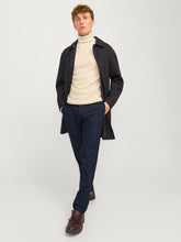 Ladda upp bild till gallerivisning, model_shot-creative