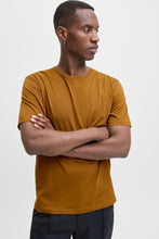 Ladda upp bild till gallerivisning, model_shot-creative