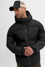 Ladda upp bild till gallerivisning, model_shot-creative