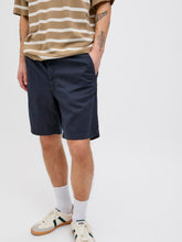 Ladda upp bild till gallerivisning, model_shot-creative